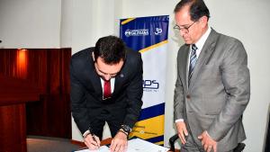Pedro Muñoz, nuevo director de la carrera de Psicología, durante firma acta de posesión